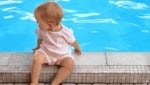 Ein Pool kann für kleine Nichtschwimmer lebensgefährlich sein! Niemals darf man Kinder aus den Augen lassen, wenn das Becken nicht entsprechend gesichert ist. (Bild: stock.adobe.com)