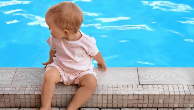 Ein Pool kann für kleine Nichtschwimmer lebensgefährlich sein! Niemals darf man Kinder aus den Augen lassen, wenn das Becken nicht entsprechend gesichert ist. (Bild: stock.adobe.com)