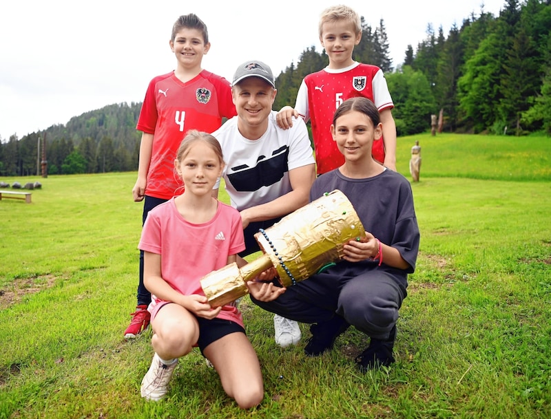 Sirnitzer Kids bastelten für Martin eine eigene Europacup-Trophäe. (Bild: f. pessentheiner)