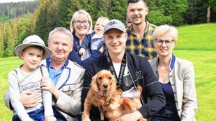  Martin mit Hund „Chewbacca“ und der Familie um Papa Franz (li.), Mama Edith (re.) & Schwester Christina (Bild: Florian Pessentheiner)