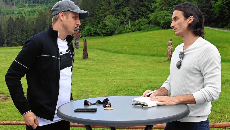 Former ÖFB star Martin Hinteregger (left) with Claudio Trevisan, head of sports at the "Kärntner Krone". (Bild: Florian Pessentheiner)