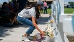 Herzogin Meghan legte an einem Gedenkort für die Opfer der Schießerei an einer Grundschule in Texas Blumen nieder. (Bild: AP)