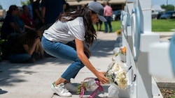 Herzogin Meghan legte an einem Gedenkort für die Opfer der Schießerei an einer Grundschule in Texas Blumen nieder. (Bild: AP)