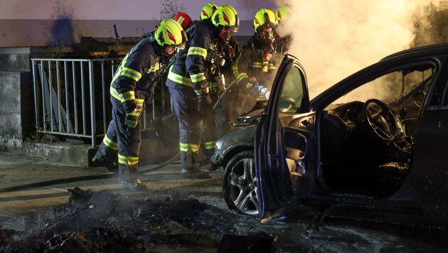 Das Feuer zerstörte den Wagen in Schleißheim (Bild: laumat.at/Matthias Lauber)