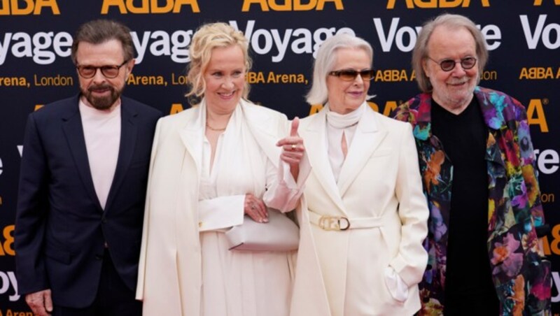 (v.l.n.r.) Björn Ulvaeus, Agnetha Faltskog, Anni-Frid Lyngstad und Benny Andersson vor der Premiere von „ABBA Voyage“ in London (Bild: AP)