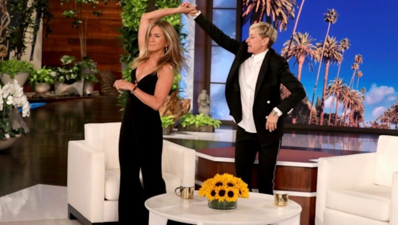 Ein Tänzchen zum Abschied: Jennifer Aniston mit Ellen DeGeneres (Bild: Michael Rozman/Warner Bros./AP)