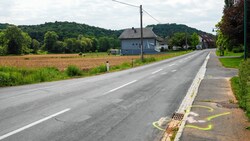 Hier wurde der schwer verletzte 17-jährige Mopedfahrer nach dem Unfall einfach sich selbst überlassen. (Bild: Pail Marcel)