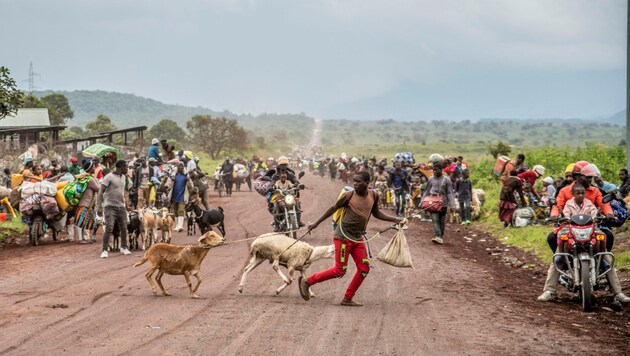 Menschen im Osten des Landes, die vor den Kämpfen bewaffneter Gruppen fliehen. (Bild: AP)