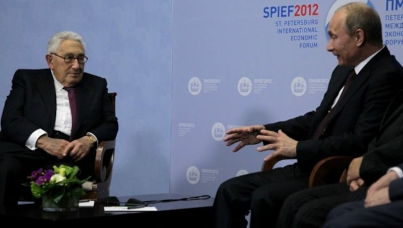 Kissinger und Putin während eines Wirtschaftsforums in St. Petersburg im Jahr 2012 (Bild: APA/AFP/POOL/ANATOLY MALTSEV)