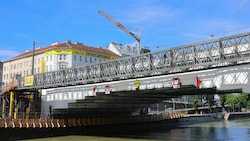 Die Bauarbeiten an der Franzensbrücke sind bereits im Gange. (Bild: Peter Tomschi)