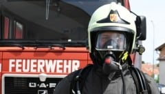 Mit schwerem Atemschutz mussten die Einsatzkräfte der Berufsfeuerwehr den Brand in einem Keller bekämpfen (Symbolbild) (Bild: P. Huber)