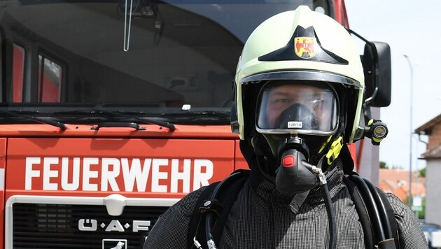 Les pompiers professionnels ont dû utiliser une protection respiratoire lourde pour combattre l'incendie dans une cave (photo symbolique). (Bild: P. Huber)