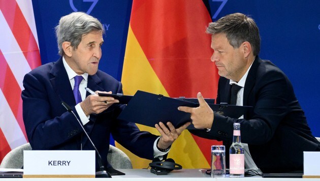 US-Klimaschutz-Sondergesandter John Kerry und Deutschlands Energieminister Robert Habeck bei der Unterzeichnung einer Absichtserklärung zur Gründung einer deutsch-amerikanischen Klima- und Energiepartnerschaft (Bild: APA/dpa/Bernd von Jutrczenka)