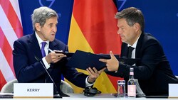 US-Klimaschutz-Sondergesandter John Kerry und Deutschlands Energieminister Robert Habeck bei der Unterzeichnung einer Absichtserklärung zur Gründung einer deutsch-amerikanischen Klima- und Energiepartnerschaft (Bild: APA/dpa/Bernd von Jutrczenka)