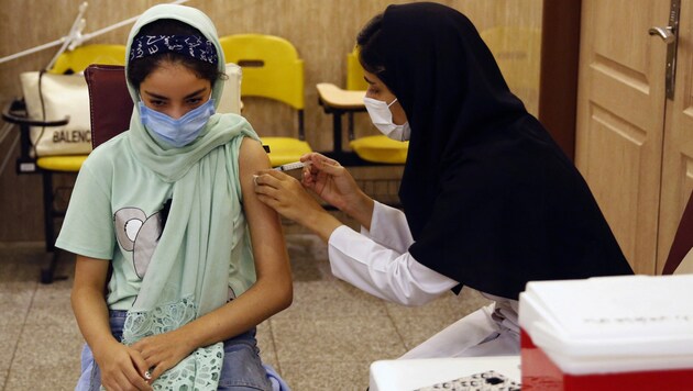 Eine junge Iranerin erhält in einer Schule in der Hauptstadt Teheran eine Impfdosis gegen das Coronavirus. (Bild: AFP)