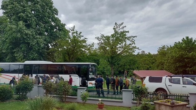 Der Bus aus Lutzmannsburg in das Erstaufnahmezentrum fährt nahezu täglich. Unten: In Nikitsch, wo die meisten Flüchtlinge die Grenze übertreten, wurden gestern zehn Somalier aufgegriffen. (Bild: Schulter Christian)