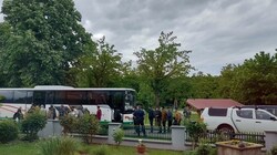Der Bus aus Lutzmannsburg in das Erstaufnahmezentrum fährt nahezu täglich. Unten: In Nikitsch, wo die meisten Flüchtlinge die Grenze übertreten, wurden gestern zehn Somalier aufgegriffen. (Bild: Schulter Christian)