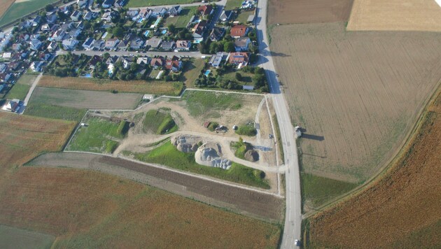 Die ehemalige Mülldeponie in Herzograd liegt genau zwischen zwei Ortsteilen. Nach der beschlossenen Schließung der Deponie soll in Zukunft ein Freizeitpark auf dem zwei Hektar großen Areal entstehen. (Bild: Stadtgemeinde St.Valentin)