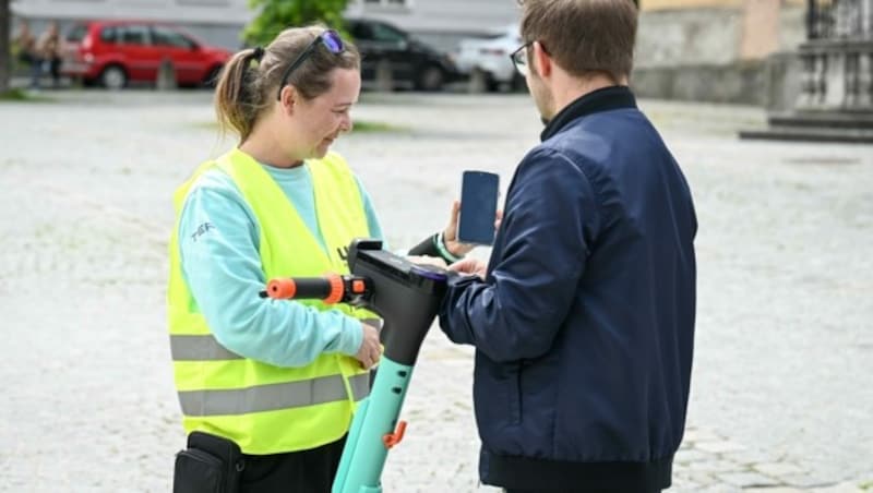 „Polizistin“ Birgit hilft auch Kunden. (Bild: Wenzel Markus)