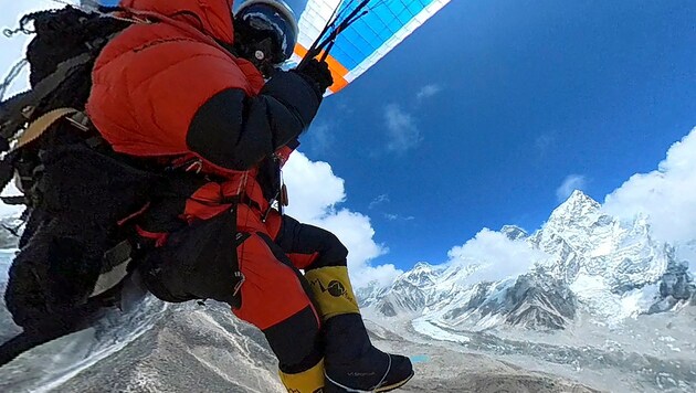 Pierre Carter bei seinem Flug vom höchsten Berg der Welt (Bild: APA/AFP/PIERRE CARTER)