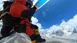 Pierre Carter bei seinem Flug vom höchsten Berg der Welt (Bild: APA/AFP/PIERRE CARTER)