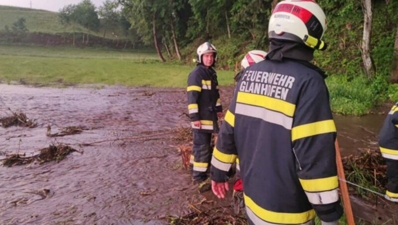 Der Starkregen am Freitag bedeutete auch für die Feuerwehr Glanhofen Einsätze bis nach Mitternacht (Bild: FF Glanhofen)