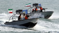 Mitglieder der Iranischen Revolutionsgarden (im Bild mit Speedbooten) haben im Persischen Golf zwei griechische Öltanker festgesetzt. (Bild: AFP/Atta Kenare (Symbolbild))