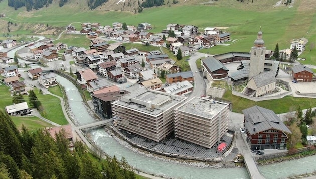 Die Freude über das neue Gemeindezentrum hält sich nicht nur in Lech in Grenzen. (Bild: Drnek Angelika)