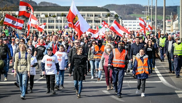 Zu Beginn der Corona-Demos kamen Hunderte Demonstranten nach Linz. (Bild: Alexander Schwarzl)