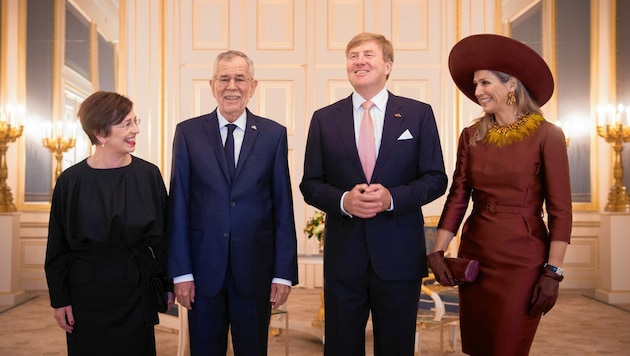 Bundespräsident Alexander Van der Bellen und Gattin Doris Schmidauer fahren mit den Oranjes nach Graz. (Bild: Carina KARLOVITS/HBF)