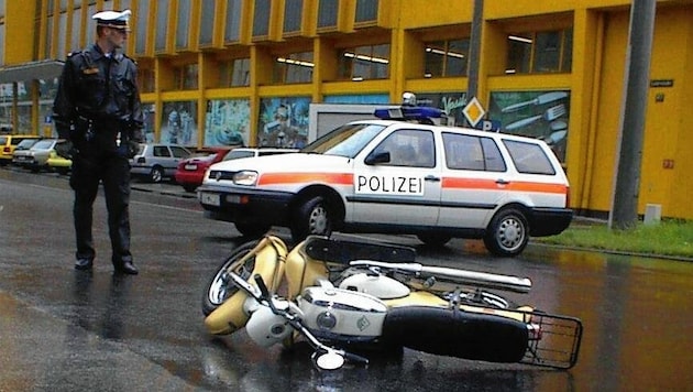 Das Ende der spektakulären Flucht in Linz, das gestohlene Motorrad liegt auf der Straße. Einen ausführlichen Bericht zum mysteriösen „Pinocchio“ lesen Sie im neuen „Krone“-Magazin „Verbrechen“, das im Juli erscheint. (Bild: zVg)