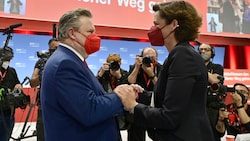 Michael Ludwig und Pamela Rendi-Wagner beim Landesparteitag der Wiener SPÖ (Bild: APA/HANS PUNZ)
