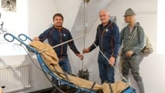 Ortstellenleiter Markus Reichholf und Josef Schild (re.) im Schloss Ritzen. Die Ausstellung blickt auf die letzten 100 Jahre zurück. (Bild: Kerstin Joensson)