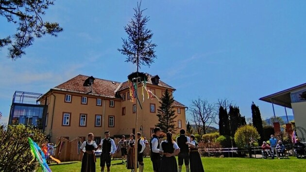 Feierlich getanzt wurde um den Baum der Landjugend bei der Sozialbetreuung Moosburg. (Bild: Team der Sozialbetreuung)