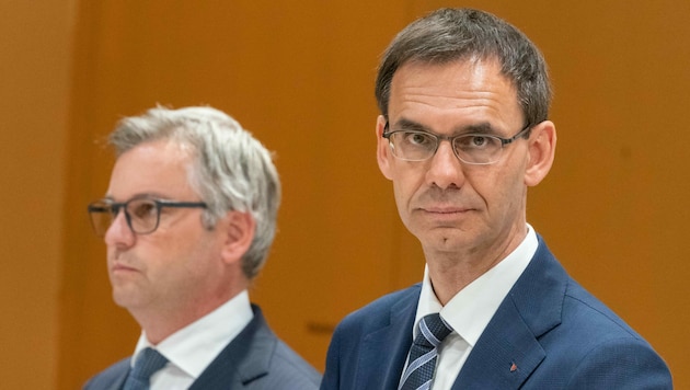 Vorarlbergs Landeshauptmann Markus Wallner (re.) und der ebenfalls aus Vorarlberg stammende Finanzminister Magnus Brunner (li.) haben in wenigen Tagen ihre Auftritte vor dem ÖVP-Korruptionsuntersuchungsausschuss in Wien. (Bild: DIETMAR STIPLOVSEK / APA / picturedesk.com)