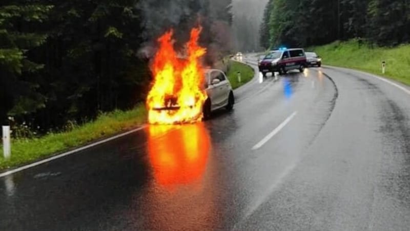 Geht ein E-Auto in Flammen auf, stehen die Florianis beim Löschen sowie Abschleppunternehmen oft vor einem großen Problem. Manche Firmen haben bereits eigene Container für E-Wracks angeschafft. (Bild: Polizei OÖ)