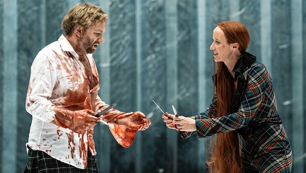 Im Blutrausch: Florian Köhler als Macbeth, Sarah Sophia Meyer als Lady Macbeth (Bild: lex-karelly)