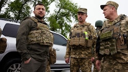 Der ukrainische Präsident Wolodymyr Selenskyj im Gespräch mit Soldaten bei seinem Besuch in der Region Charkiw (Bild: APA/AFP/Ukrainian presidential press-service/STR)