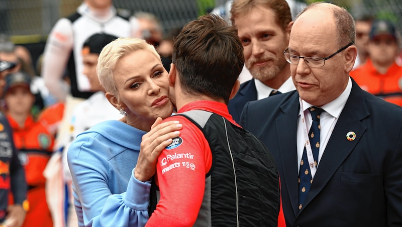 Charlène von Monaco und Fürst Albert begrüßten Leclerc. (Bild: Kronen Zeitung)