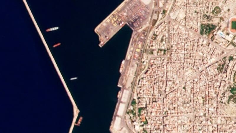 Dieses Satellitenbild soll einen russischen Frachter im syrischen Hafen von Latakia zeigen. (Bild: AP)