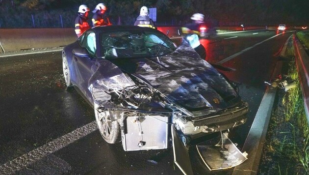 Die beiden Insassen des Porsche wurden verletzt (Bild: Einsatzdoku Lechner)