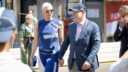 Die Hand seiner Frau fest in der Hand, spaziert Fürst Albert mit Charlene durch die Boxenstraßen des Grand Prix von Monaco, um die Teams zu begrüßen. (Bild: www.pps.at)