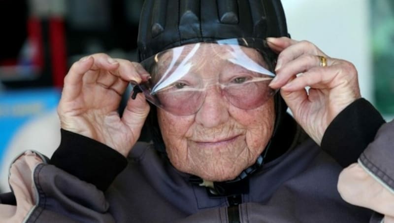 Die 103-jährige Rut Larsson ist die älteste Fallschirmspringerin der Welt. (Bild: JEPPE GUSTAFSSON / TT NEWS AGENCY / TT NEWS AGENCY VIA AFP)