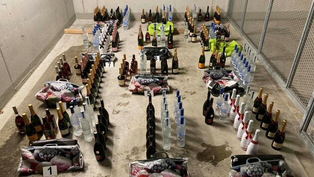 Flaschendiebe bunkerten in Pinzgauer Walddepot 187 Flaschen. (Bild: Polizei Salzburg)