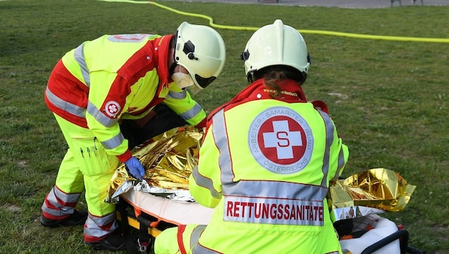 Mitarbeiter des Samariterbundes im Einsatz. (Bild: P. Huber)