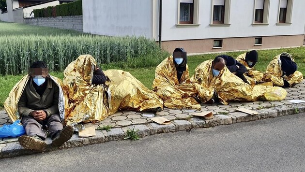 Mehr Aufgriffe: Acht Migranten, die ein Serbe zur Grenze gebracht hatte, wurden mitten in Nikitsch aufgespürt. (Bild: Schulter Christian, Krone KREATIV)