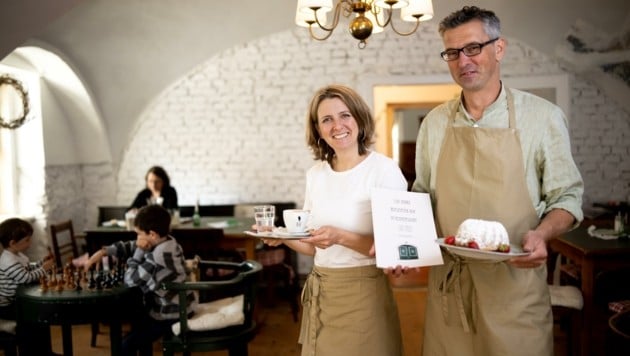 Lydia und Hannes Wiesmayer servieren nun auch Biokaffee (Bild: Imre Antal)
