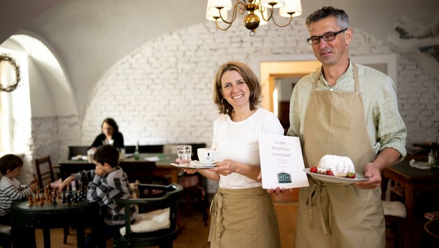Lydia und Hannes Wiesmayer servieren nun auch Biokaffee (Bild: Imre Antal)