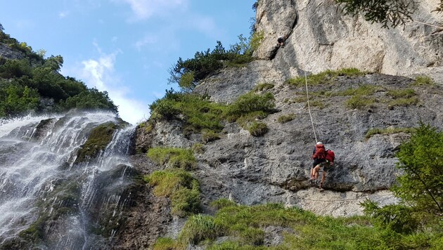Rettungseinsatz am Klettersteig neben dem Dalfazer Wasserfall. (Bild: ZOOM.TIROL)