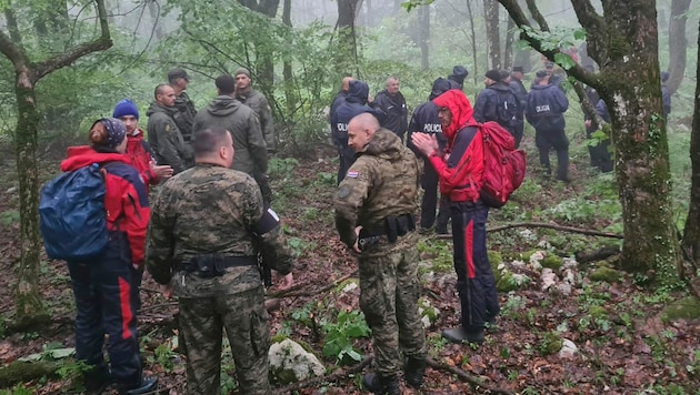 Ungefähr 400 Einsatzkräfte suchten nach dem Flugzeug, das am Wochenende in Kroatien abgestürzt war. (Bild: AP/Croatian Mountain Rescue Service)